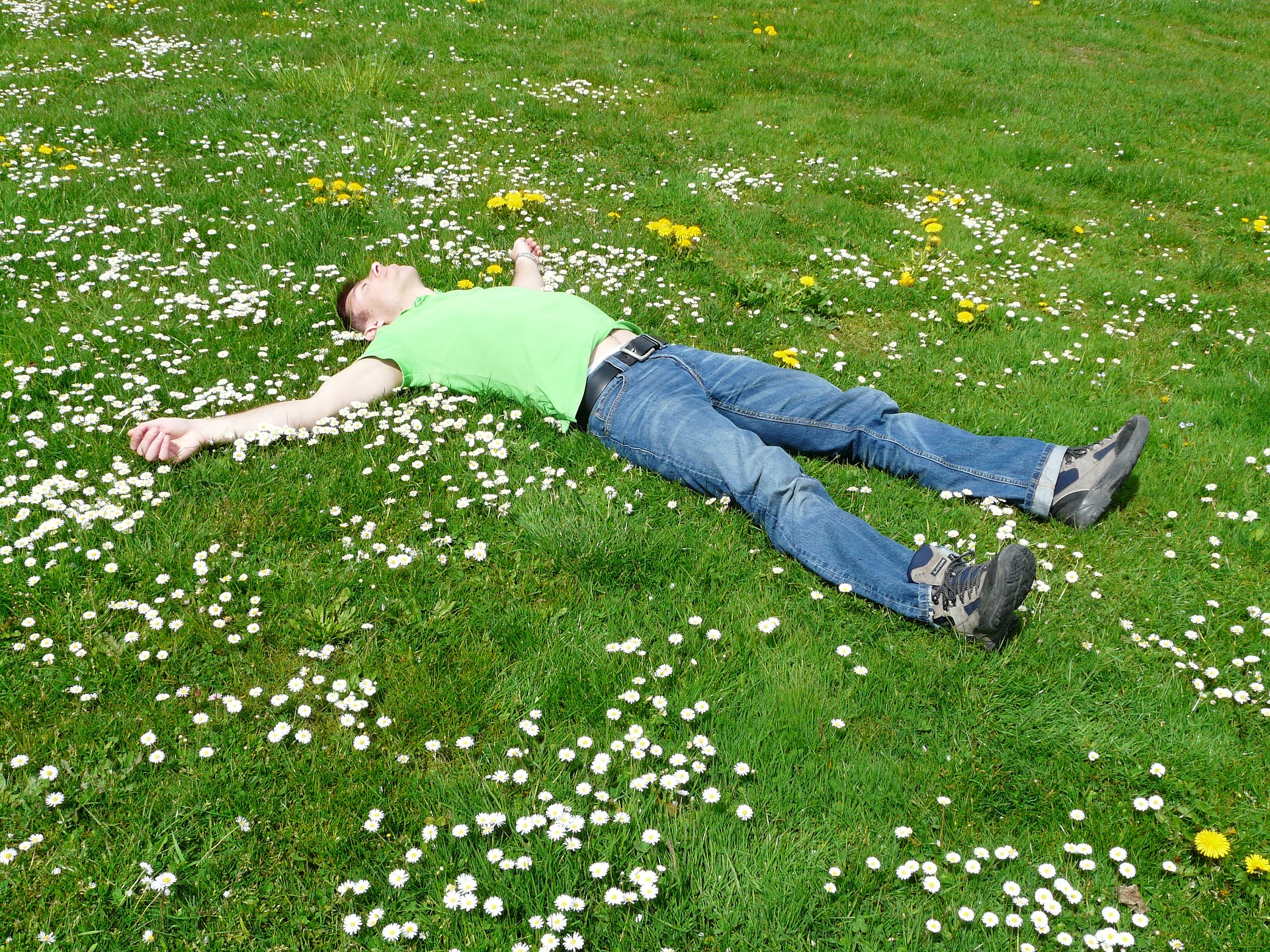 草原で寝転ぶ男性
