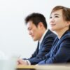 話を聞くビジネスウーマン