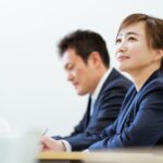 話を聞くビジネスウーマン