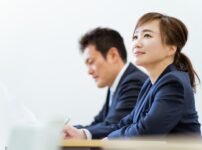 話を聞くビジネスウーマン